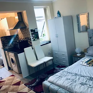 Apartment Self-contained Studio Flat Bathrooms Kitchens Upgrade Locations To Centre 15 Minutes Walking Distance Universities Queen Hospitals Hospitals